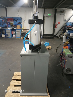 пневматический станок для заклепки тормозных колодок, цилиндр 160, с тумбой nr8tm rm 961 s/n 24nr8tm3657
